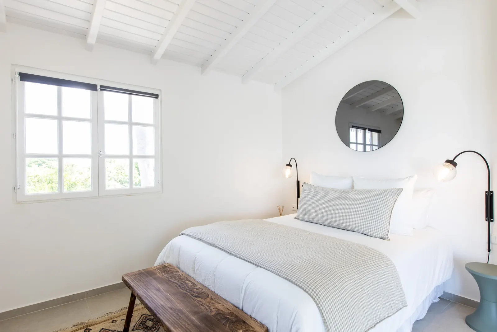 Guest bedroom with double bed and natural décor at Villa Les Oliviers, Les Terres Basses