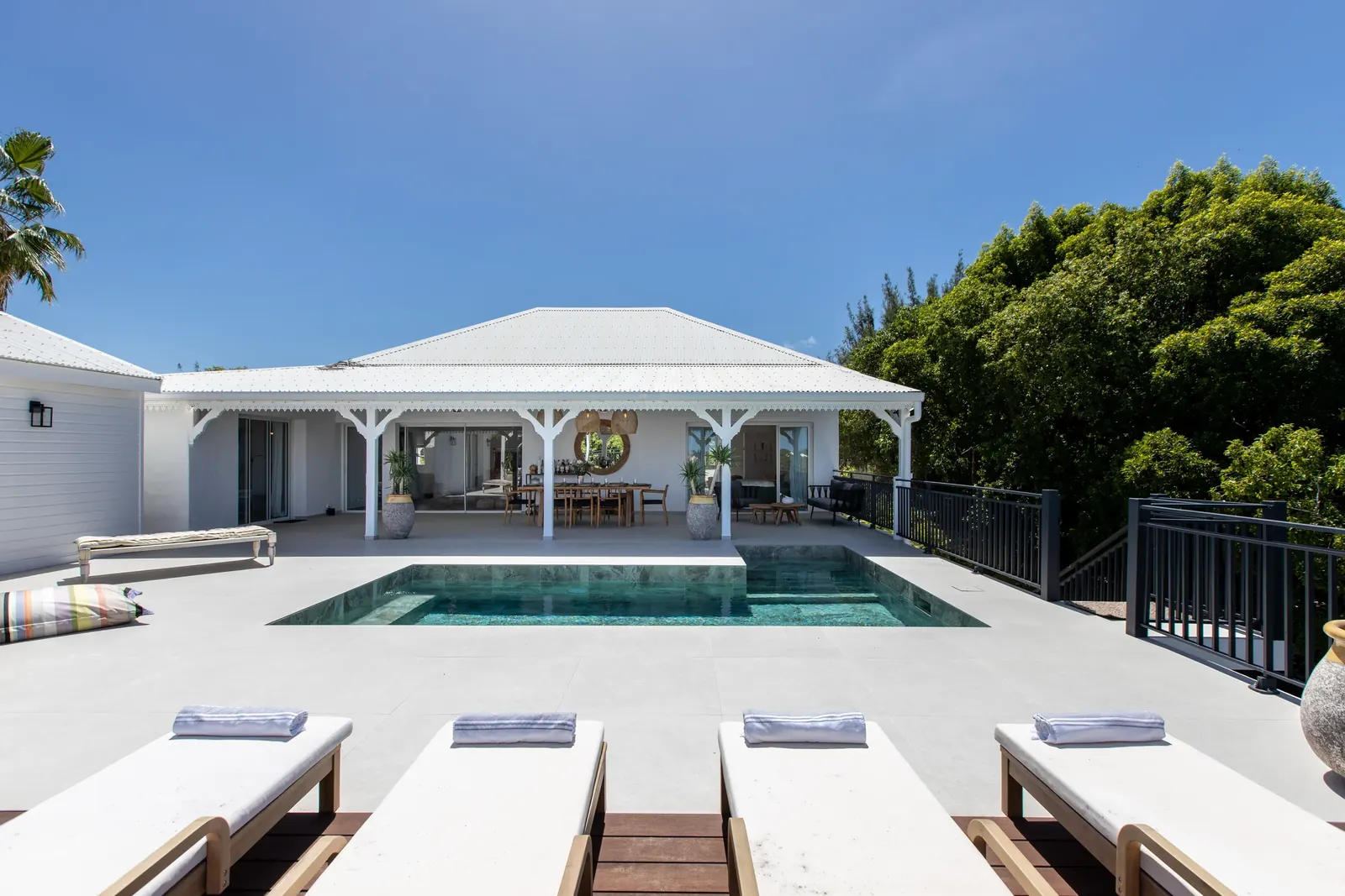 Piscine privée bordée d’un jardin tropical à Villa Les Oliviers, Les Terres Basses, Saint-Martin