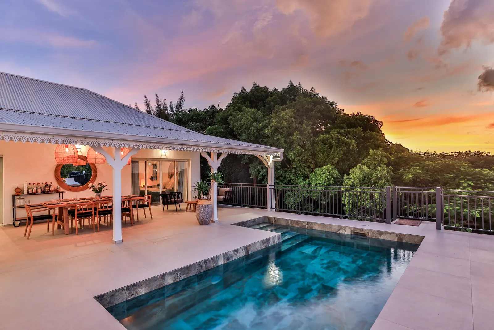 Varangue couverte, piscine privée et jardin de Villa Les Oliviers au coucher du soleil, Les Terres Basses